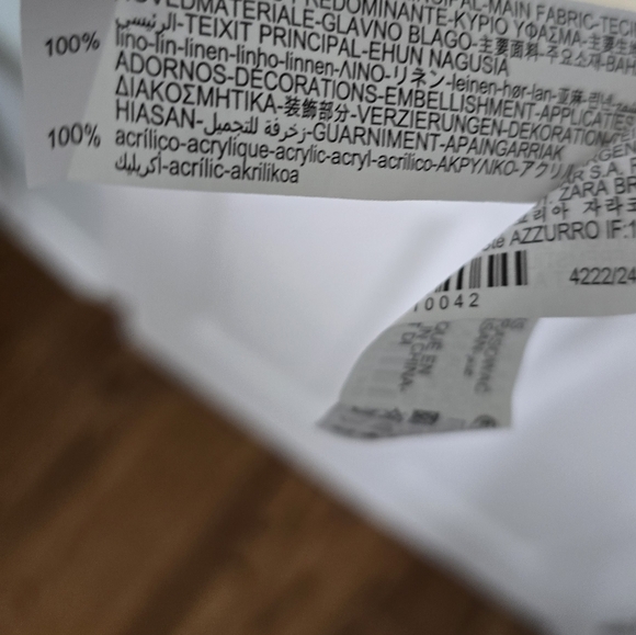 Like New. Linen Top with Gem Collar Detail - Picture 6 of 7